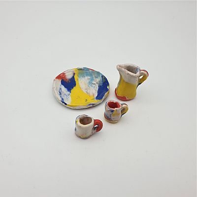 Διακοσμητικό χειροποίητο σετ μινιατούρα-δισκάκι κανατούλα και ποτηράκια από πορσελάνη.