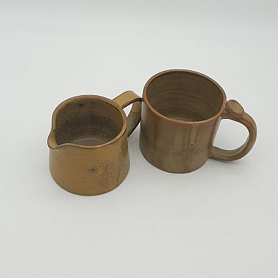 Χειροποίητη κεραμική κούπα με γαλατιέρα