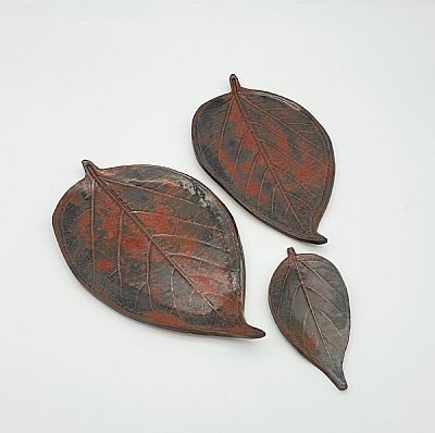 Χειροποίητα κεραμικά φύλλα μαύρο-κόκκινο